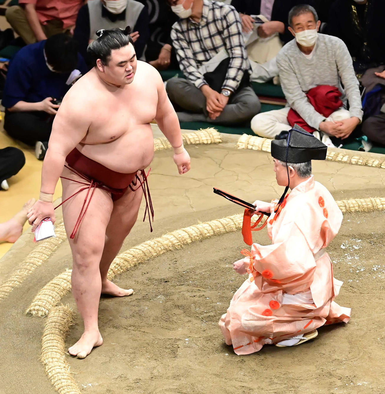 懸賞金を手にする隆の勝（撮影・小沢裕）