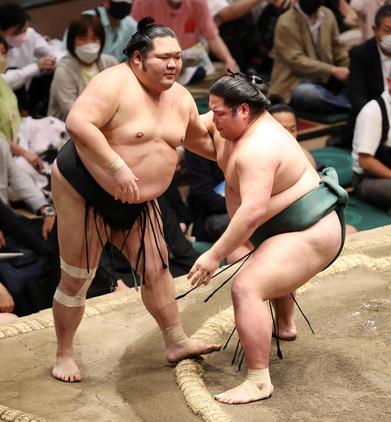 千代大龍（左）を寄り切りで破る錦木（撮影・鈴木正人）