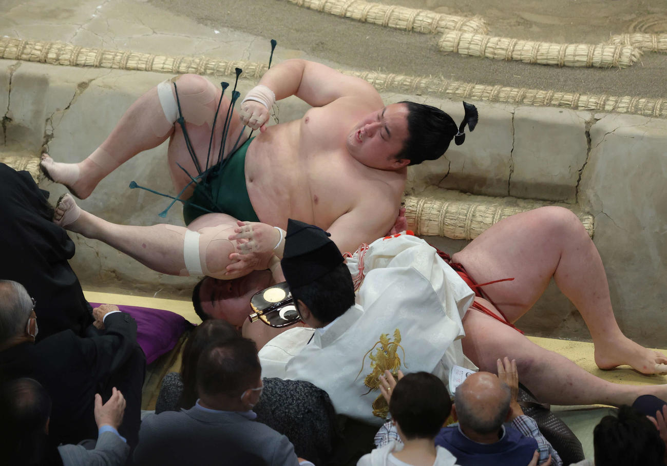 佐田の海（上）にすくい投げで敗れ下敷きになる隆の勝（撮影・河田真司）