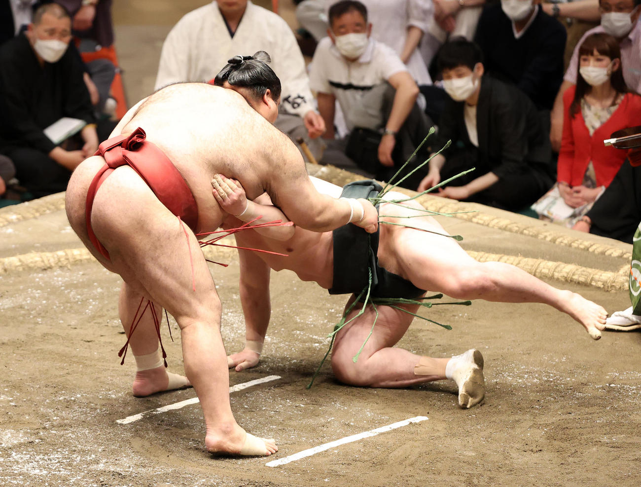 千代翔馬（右）を上手投げで破る高安（撮影・鈴木正人）