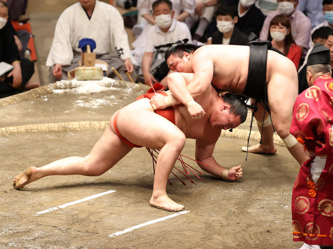 豊昇龍（左）を上手ひねりで破る霧馬山（撮影・鈴木正人）