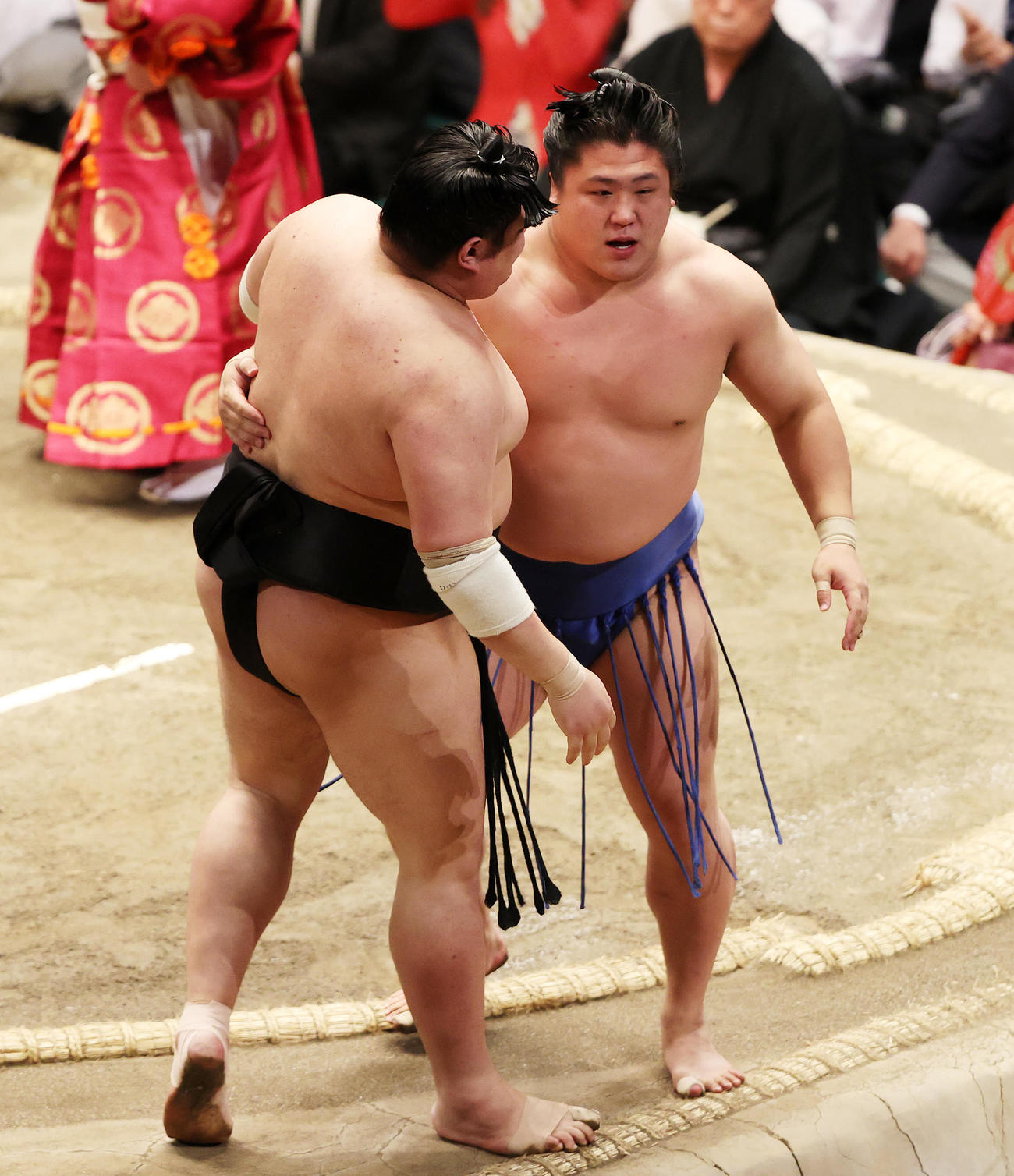 阿炎（左）を押し出しで破った若隆景（撮影・鈴木正人）