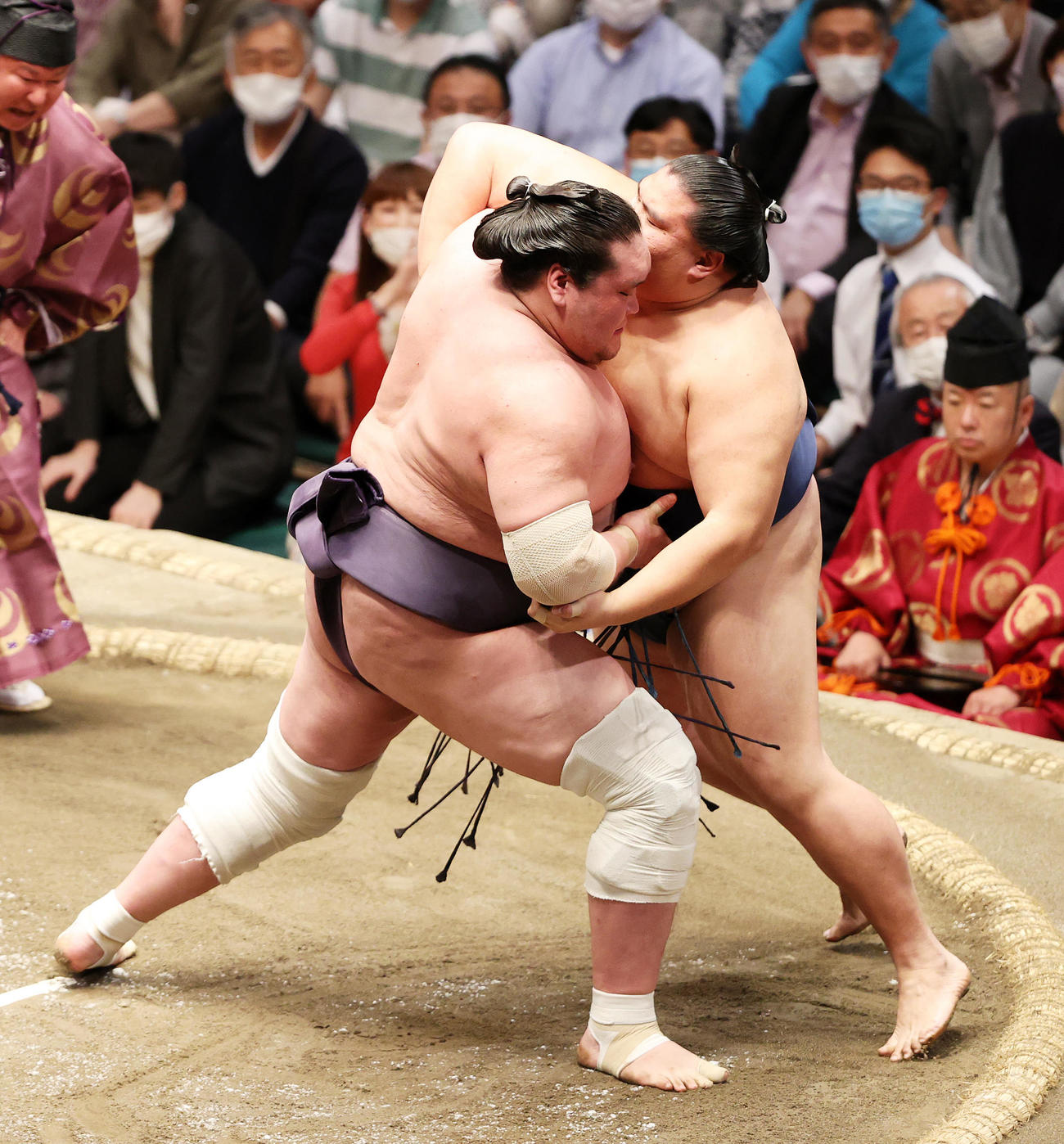 御嶽海（右）を寄り切りで破る照ノ富士（撮影・鈴木正人）