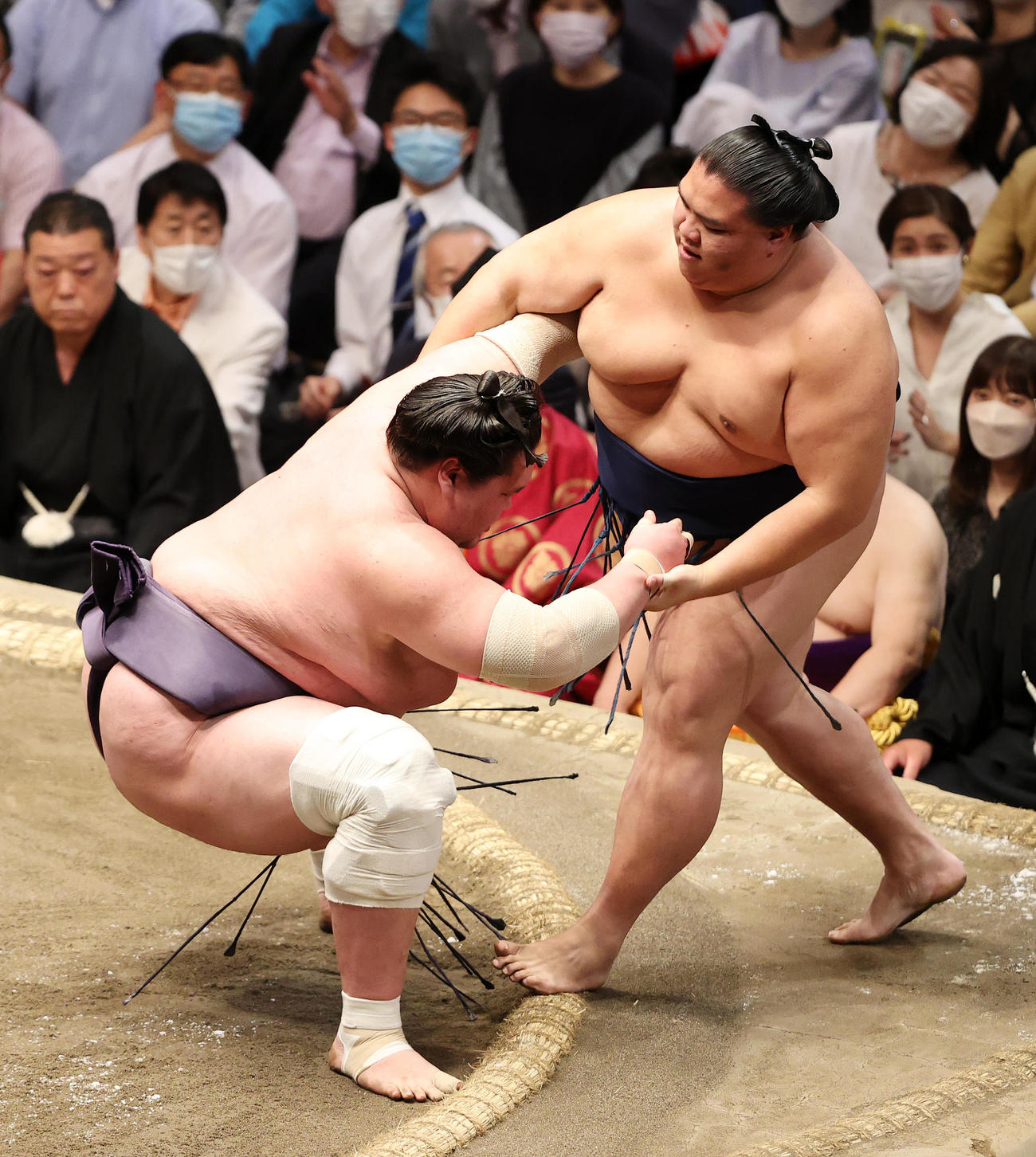 御嶽海（右）を寄り切りで破る照ノ富士（撮影・鈴木正人）