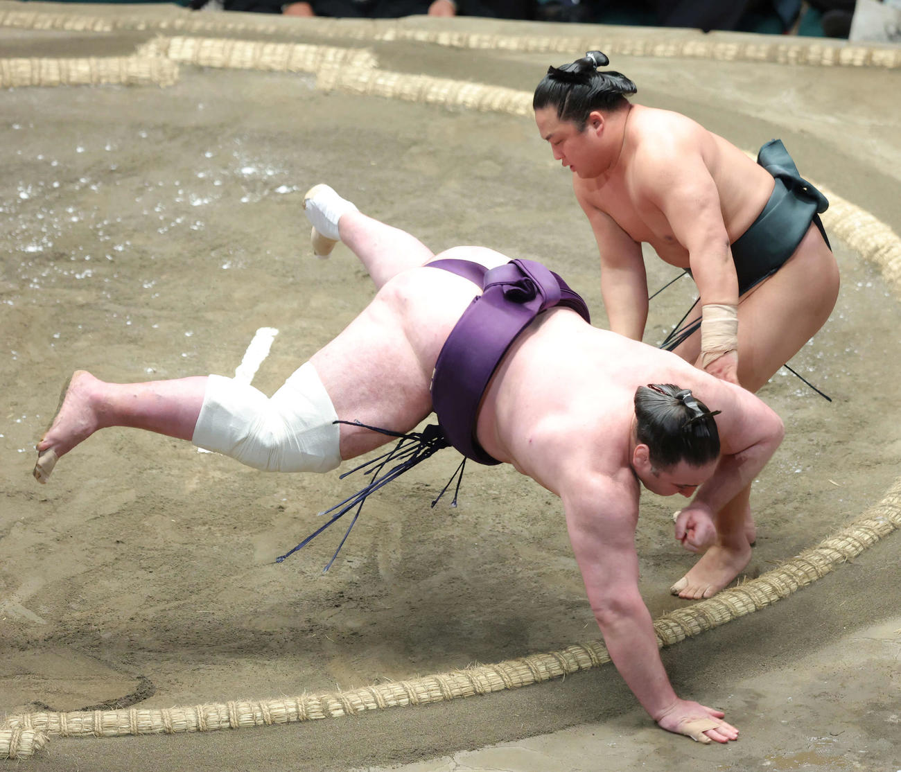 栃ノ心（左）を肩すかしで破る翠富士（撮影・河田真司）