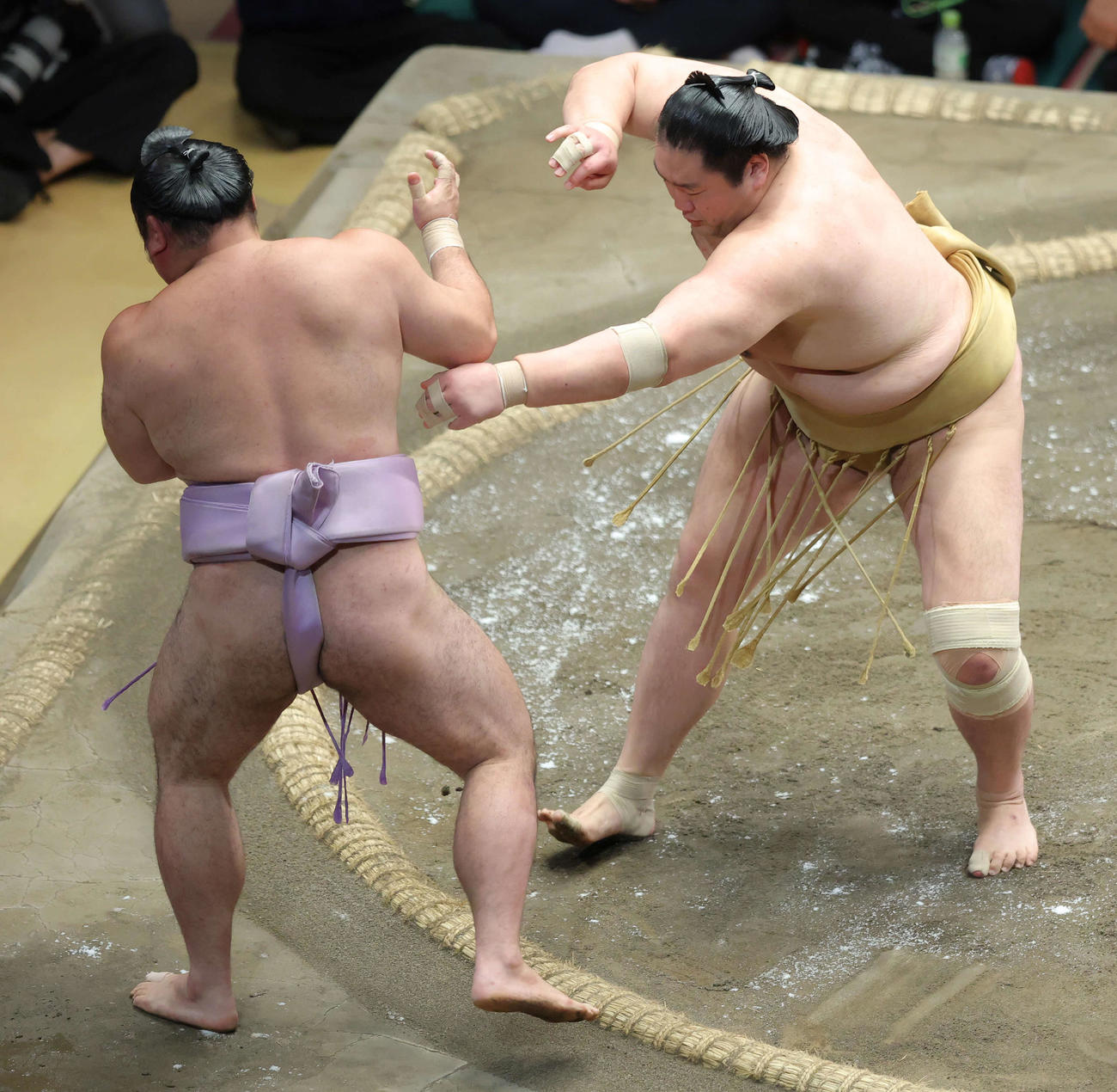 琴恵光（左）を突き出しで破る輝（撮影・河田真司）
