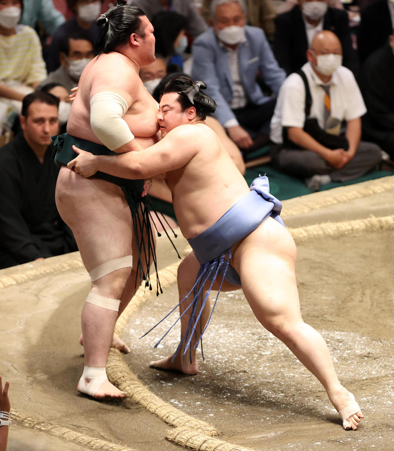 豊山（左）を押し出しで破る翔猿（撮影・鈴木正人）