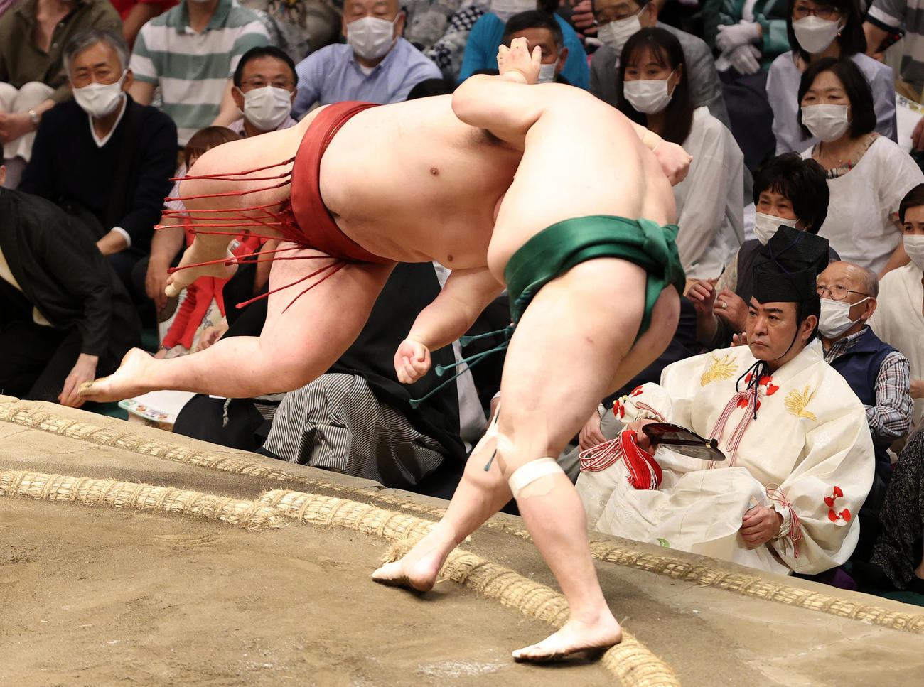 佐田の海（右）にすくい投げで敗れる隆の勝（撮影・鈴木正人）