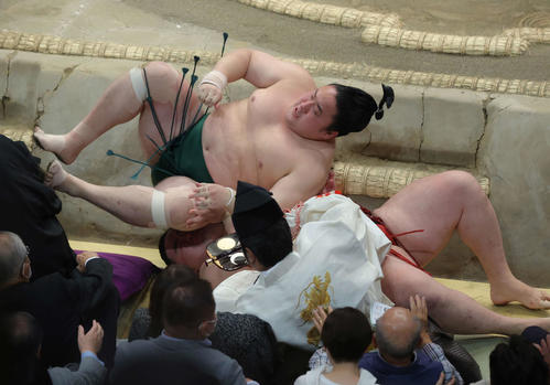 佐田の海（上）にすくい投げで敗れ下敷きになる隆の勝（撮影・河田真司）