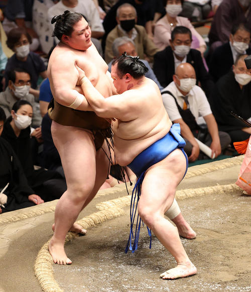 王鵬（左）を寄り切りで破る北勝富士（撮影・鈴木正人）