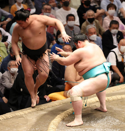 若元春（左）を寄り切りで破る琴ノ若（撮影・鈴木正人）