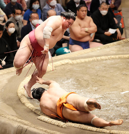 志摩ノ海（右）をはたき込みで破る大栄翔（撮影・鈴木正人）