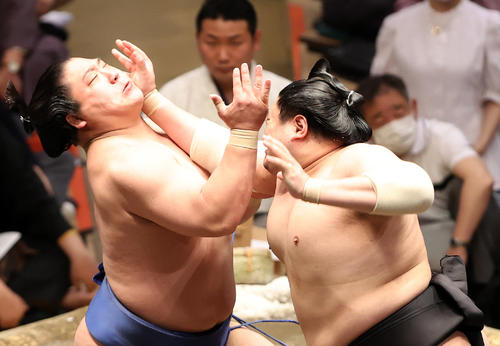 阿炎（右）の攻めを耐える若隆景（撮影・鈴木正人）