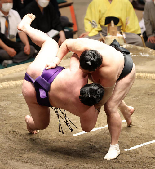明生（左）を上手投げで破る隠岐の海（撮影・鈴木正人）