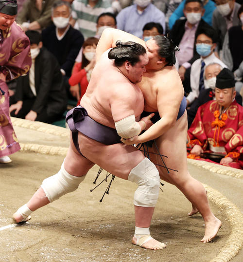 御嶽海（右）を寄り切りで破る照ノ富士（撮影・鈴木正人）