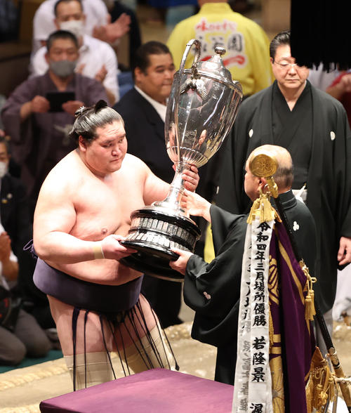 八角理事長（右）から優勝賜杯を受け取る照ノ富士（撮影・鈴木正人）