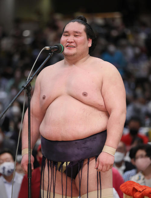 優勝し、笑顔でインタビューを受ける横綱照ノ富士（代表撮影）