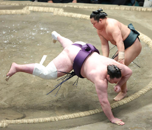 栃ノ心（左）を肩すかしで破る翠富士（撮影・河田真司）