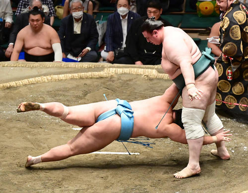 碧山（右）は琴勝峰をはたき込みで破る（撮影・小沢裕）