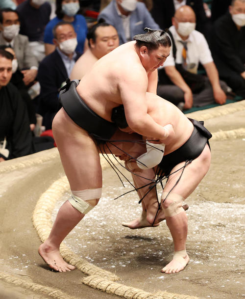東龍（左）を足取りで破る照強（撮影・鈴木正人）