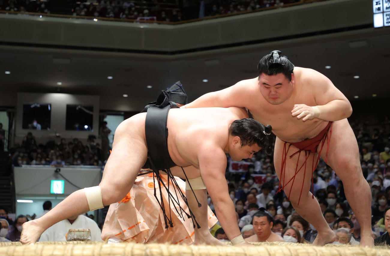 霧馬山（左）を突き落としで破る隆の勝（2022年5月20日撮影）