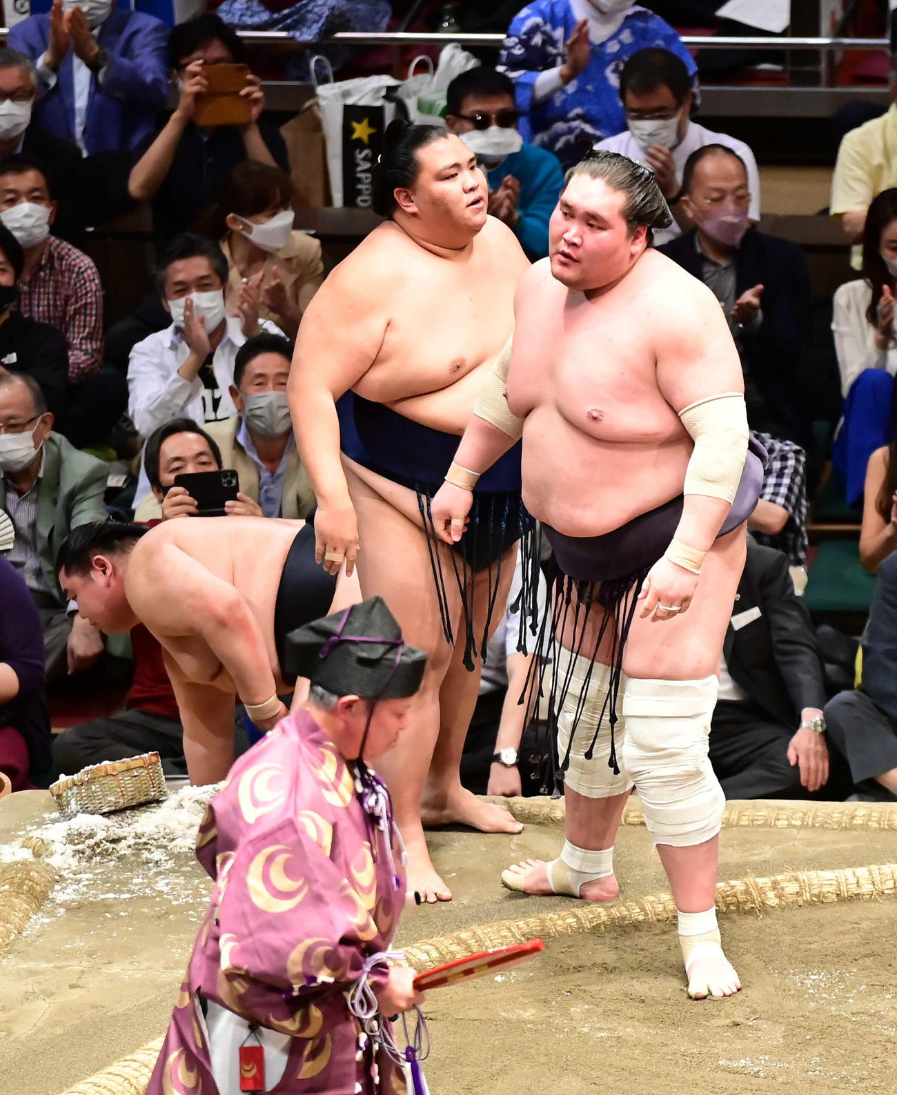 照ノ富士（右）は御嶽海を寄り切りで破り幕内優勝を決める（撮影・小沢裕）