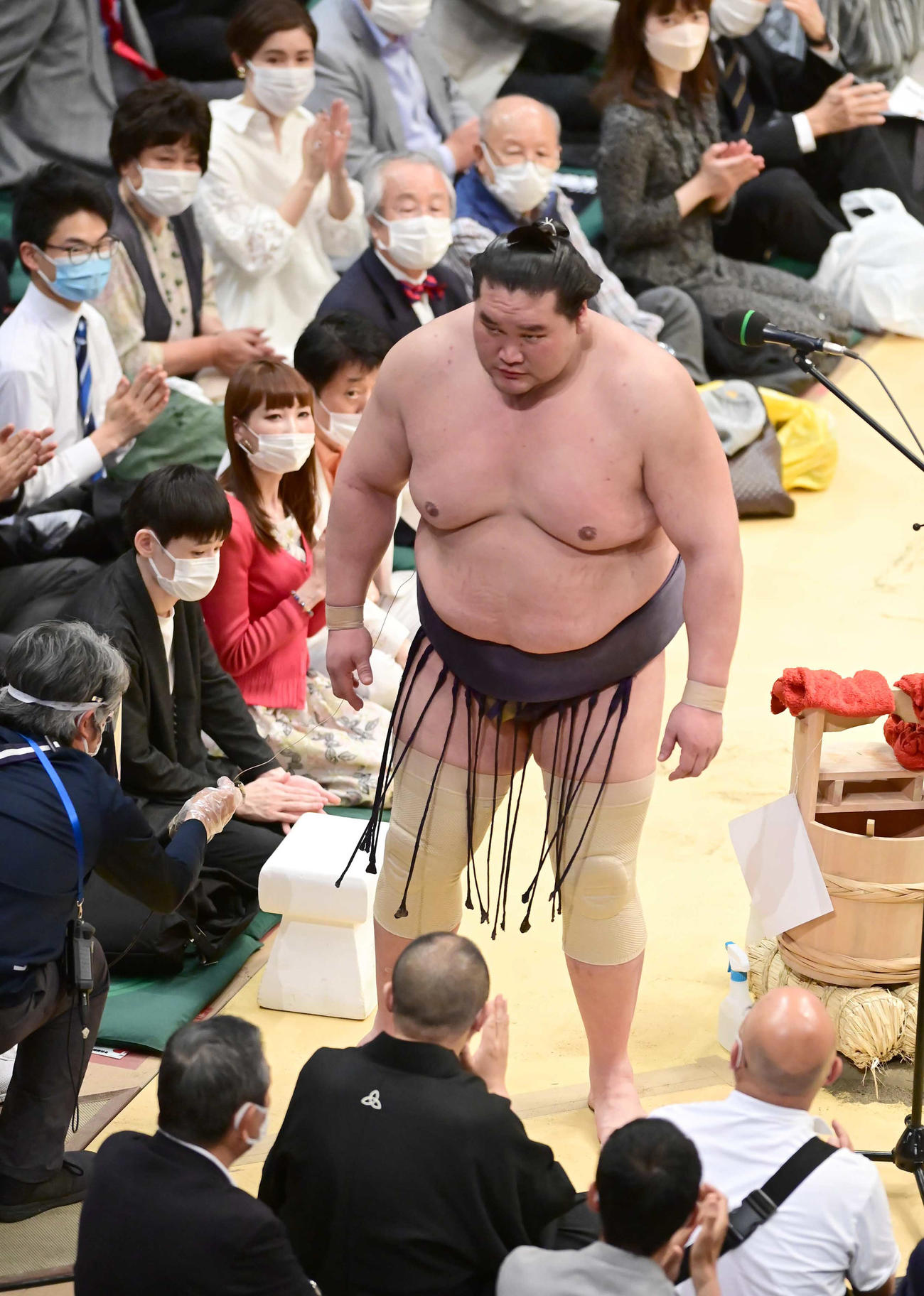 優勝インタビューで館内の声援にこたえ四方に向かって頭を下げる照ノ富士（撮影・小沢裕）