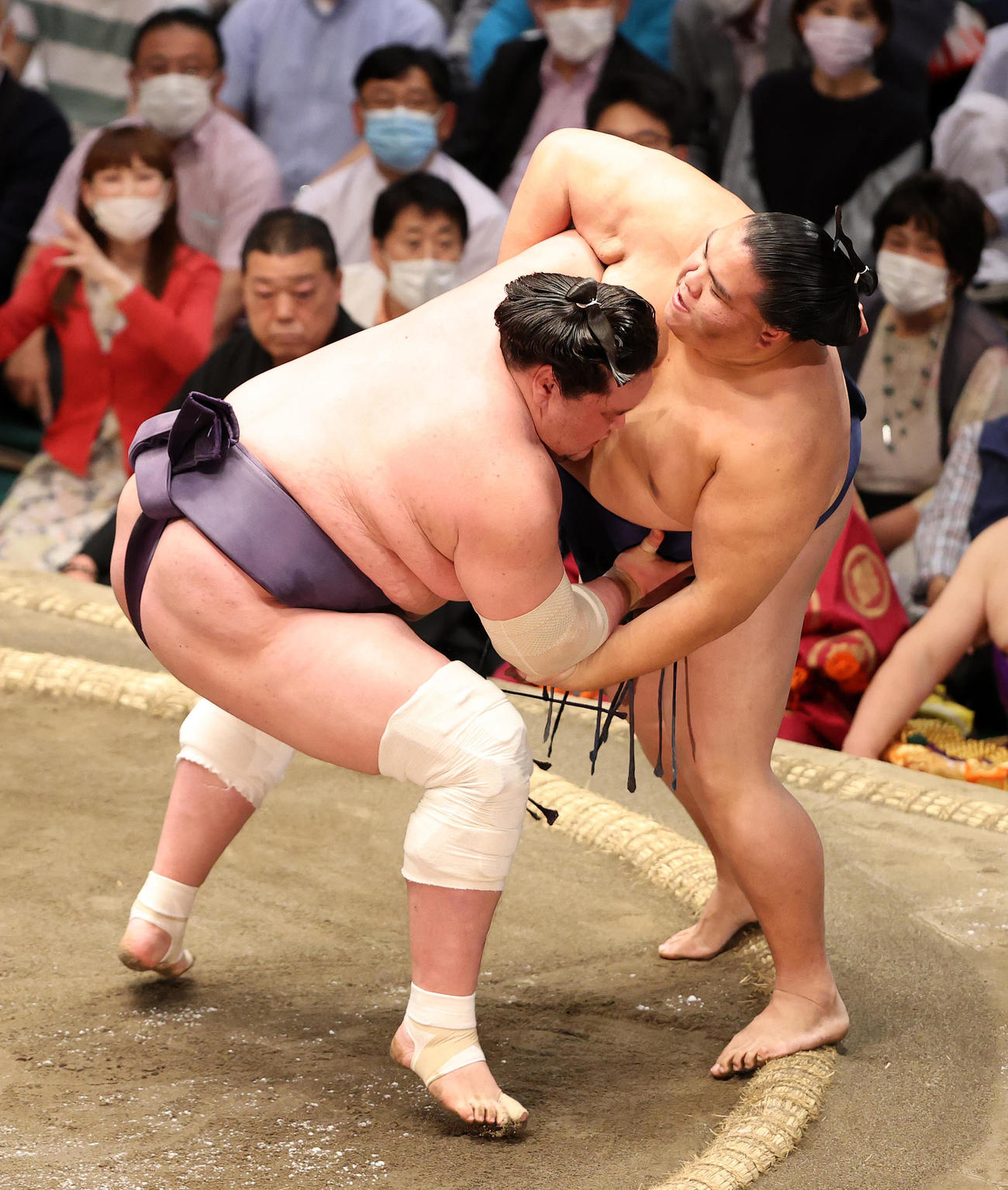 御嶽海（右）を寄り切りで破る照ノ富士（撮影・鈴木正人）