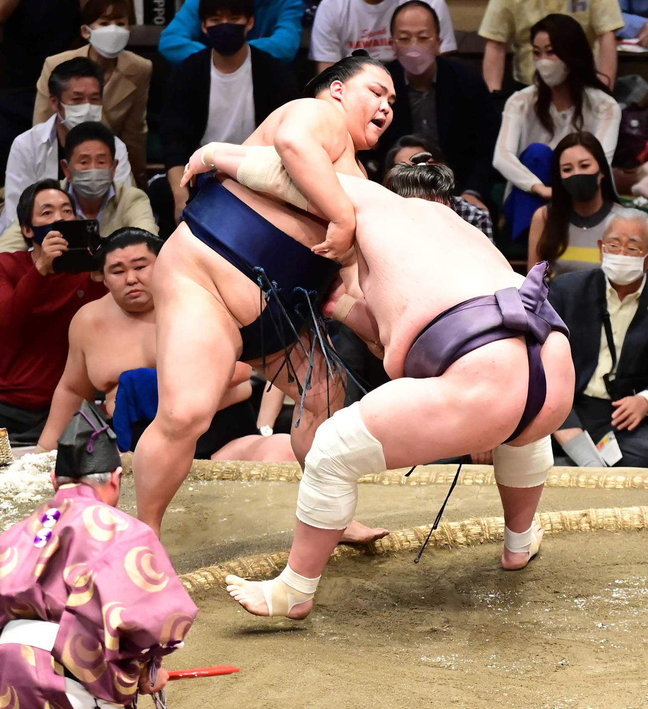 御嶽海は照ノ富士（右）に寄り切りで敗れる（撮影・小沢裕）