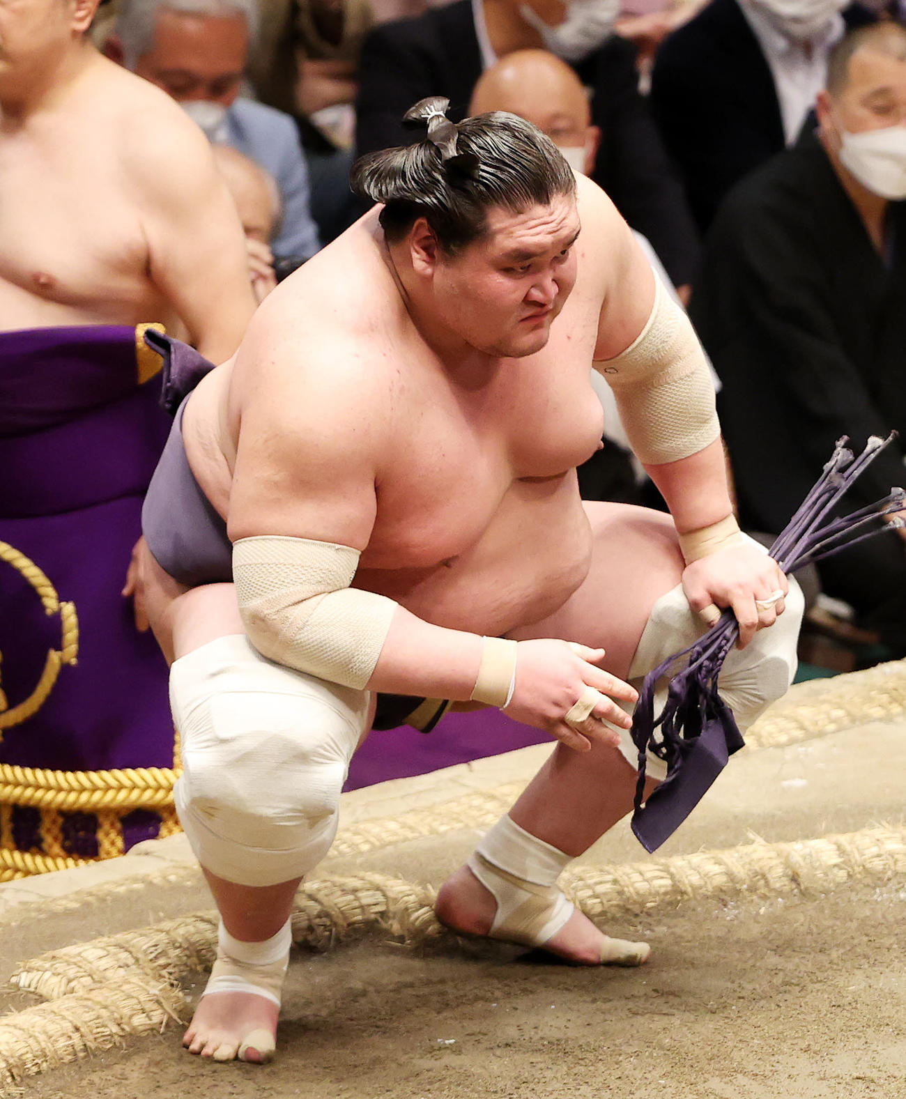 御嶽海を寄り切りで破り勝ち名乗りを受ける照ノ富士（撮影・鈴木正人）