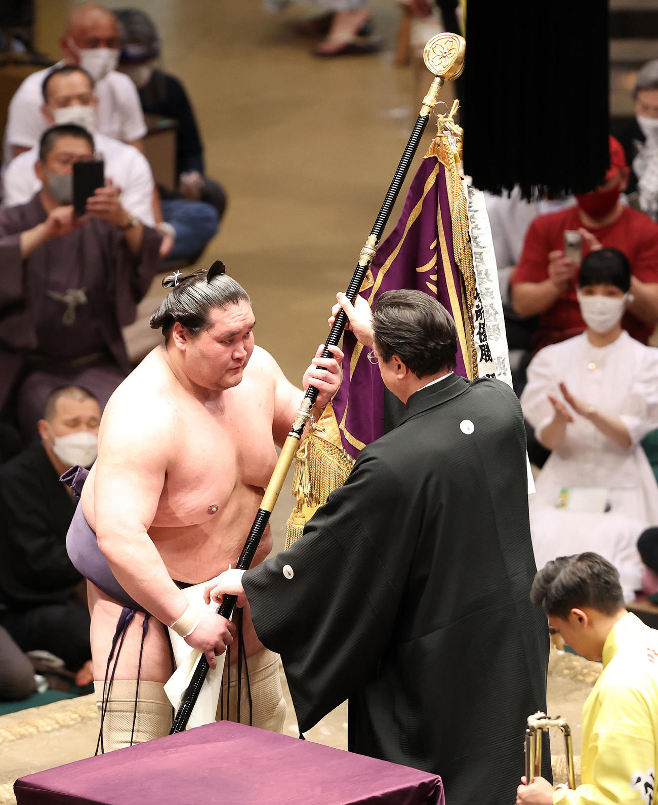 伊勢ケ浜審判部長（右）から優勝旗を受け取る照ノ富士（撮影・鈴木正人）