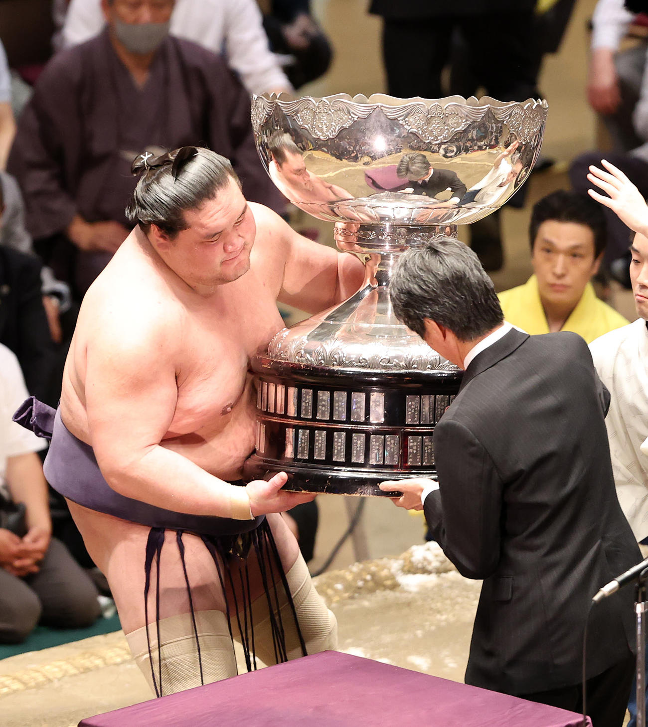 内閣総理大臣杯を受け取る照ノ富士（撮影・鈴木正人）