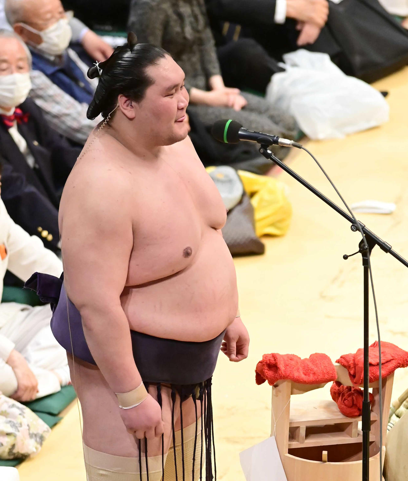 優勝インタビューで笑顔を見せる照ノ富士（撮影・小沢裕）