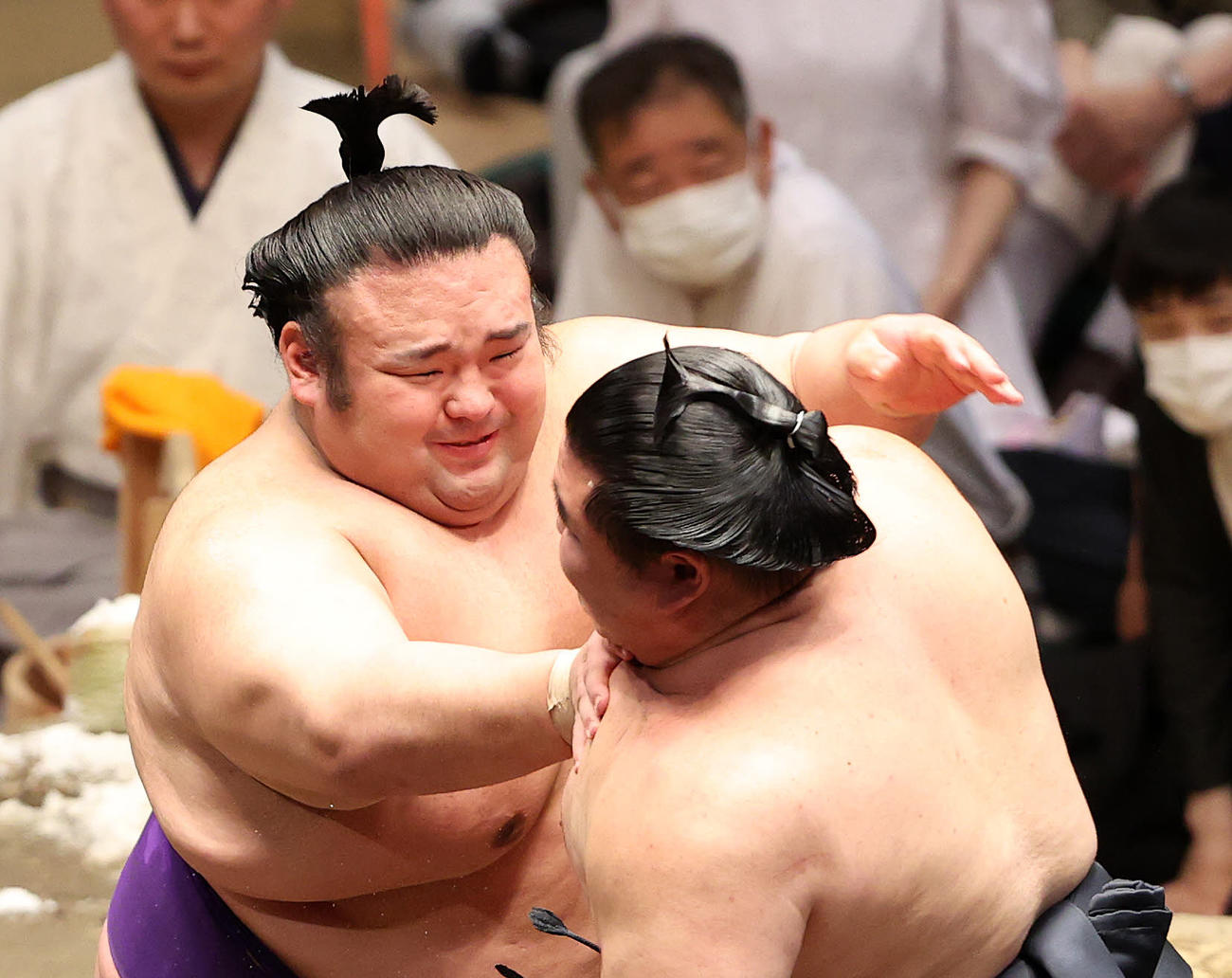 正代（右）を攻める貴景勝（撮影・鈴木正人）