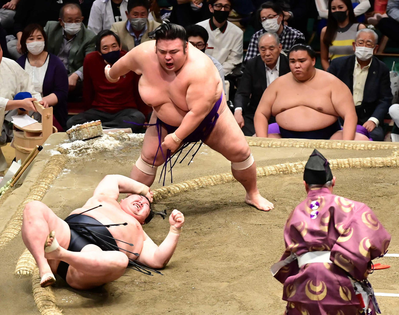 貴景勝は正代（左）を突き落としで破る。右は御嶽海（撮影・小沢裕）