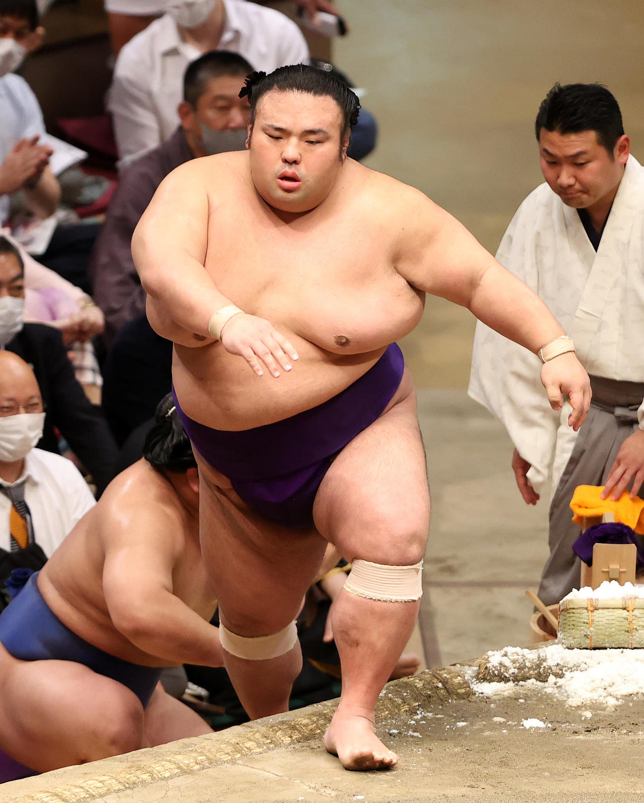 正代を突き落としで破った貴景勝（撮影・鈴木正人）