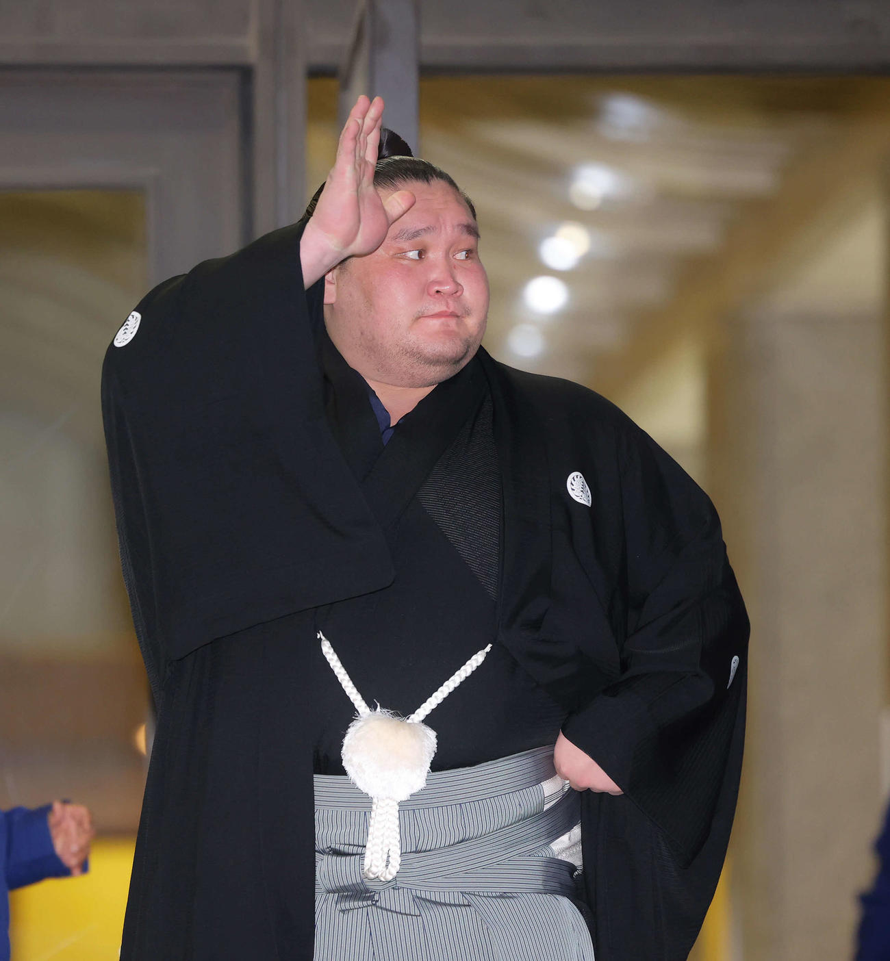 幕内優勝し、ファンの声援に応える照ノ富士（撮影・河田真司）