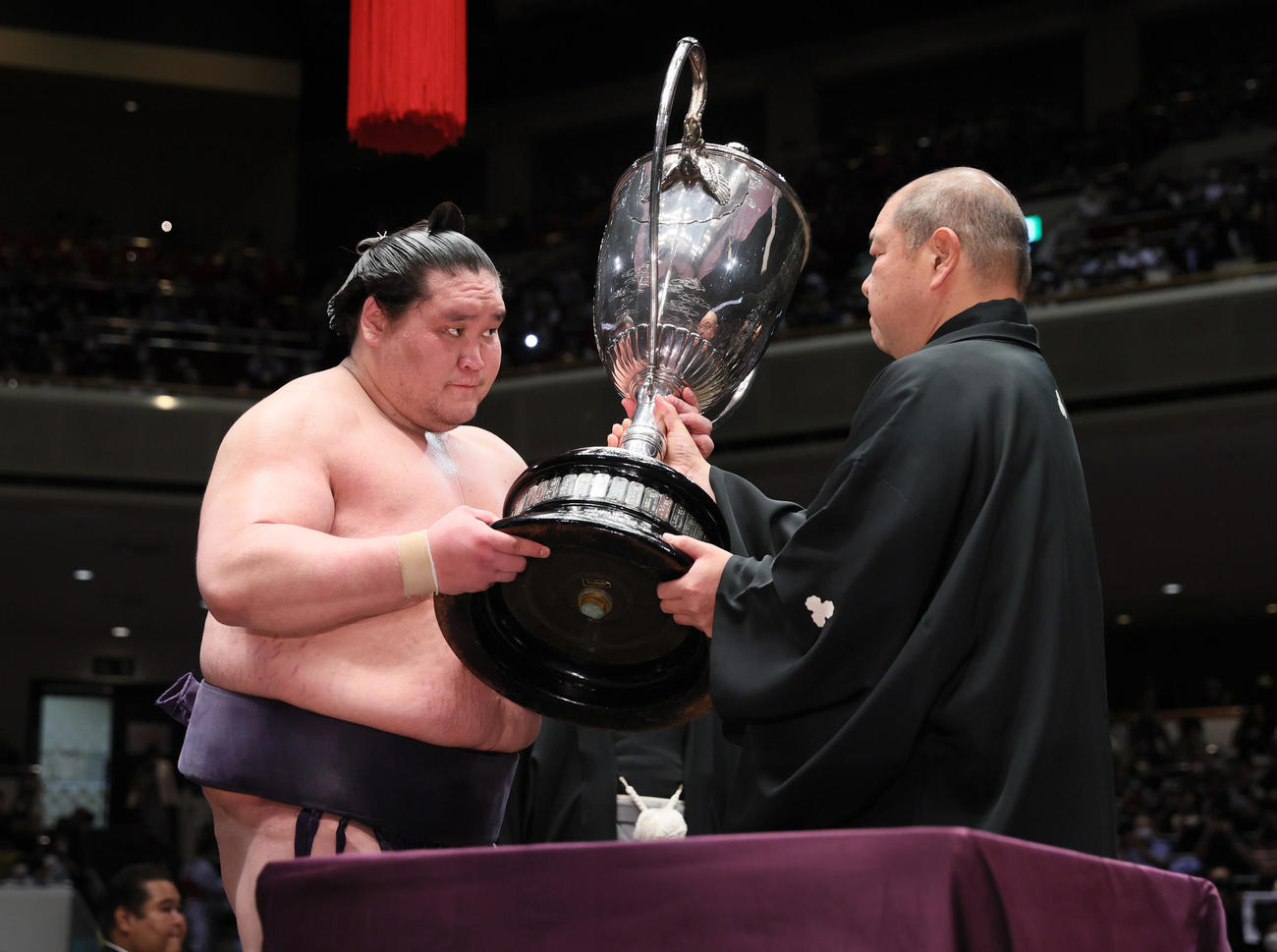 優勝し、八角理事長（右）から賜杯を受ける照ノ富士（代表撮影）