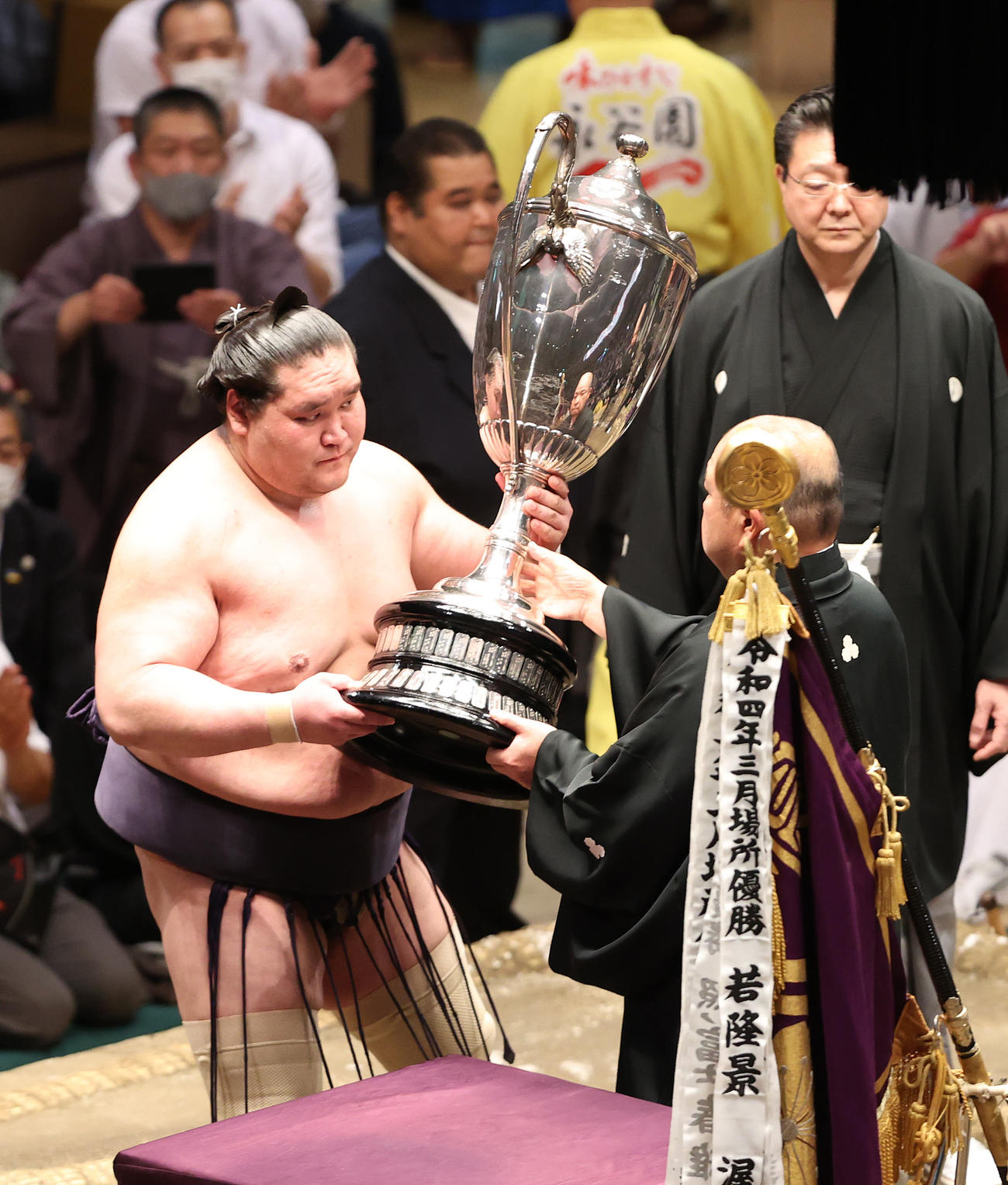 八角理事長（右）から優勝賜杯を受け取る照ノ富士（撮影・鈴木正人）