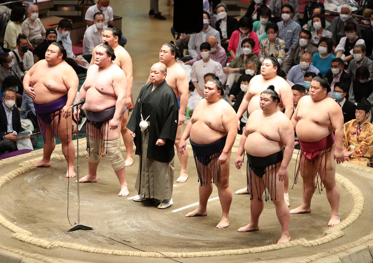 協会あいさつ、前列左から貴景勝、照ノ富士、八角理事長、御嶽海、正代、後列左から豊昇龍、若隆景、阿炎、大栄翔（撮影・鈴木正人）