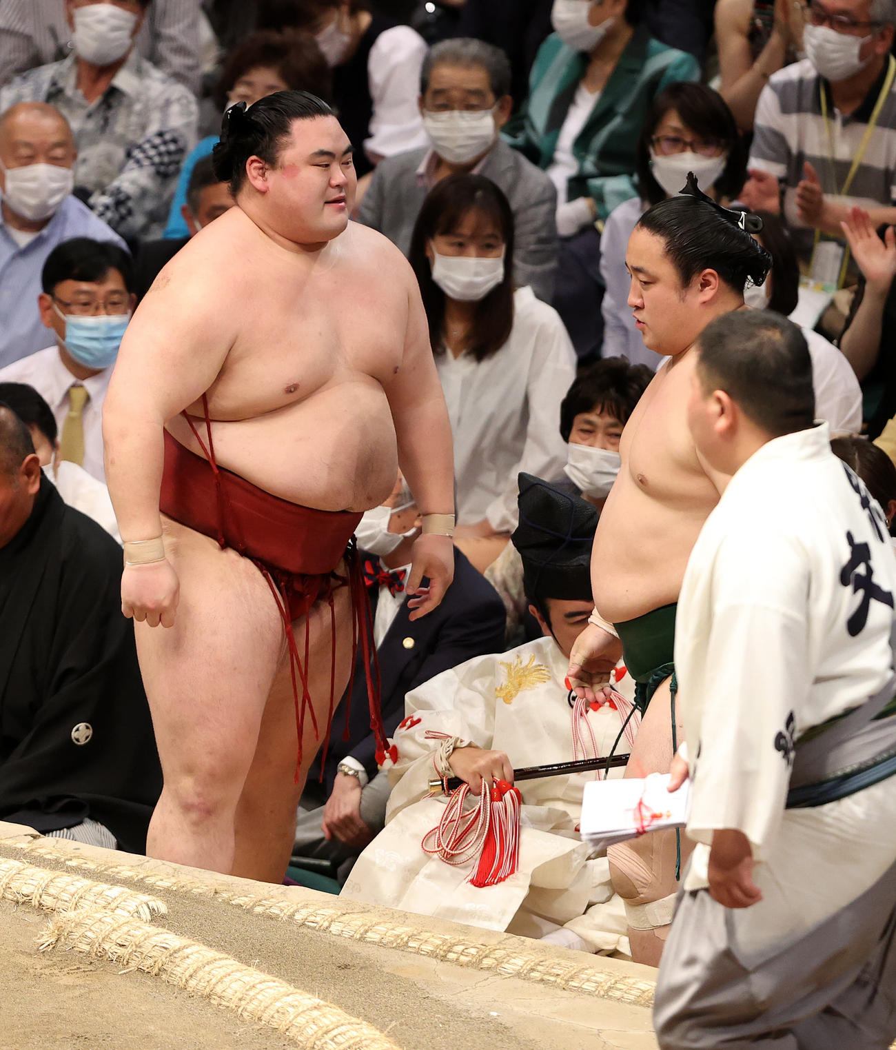 佐田の海（右）にすくい投げで敗れた隆の勝（撮影・鈴木正人）