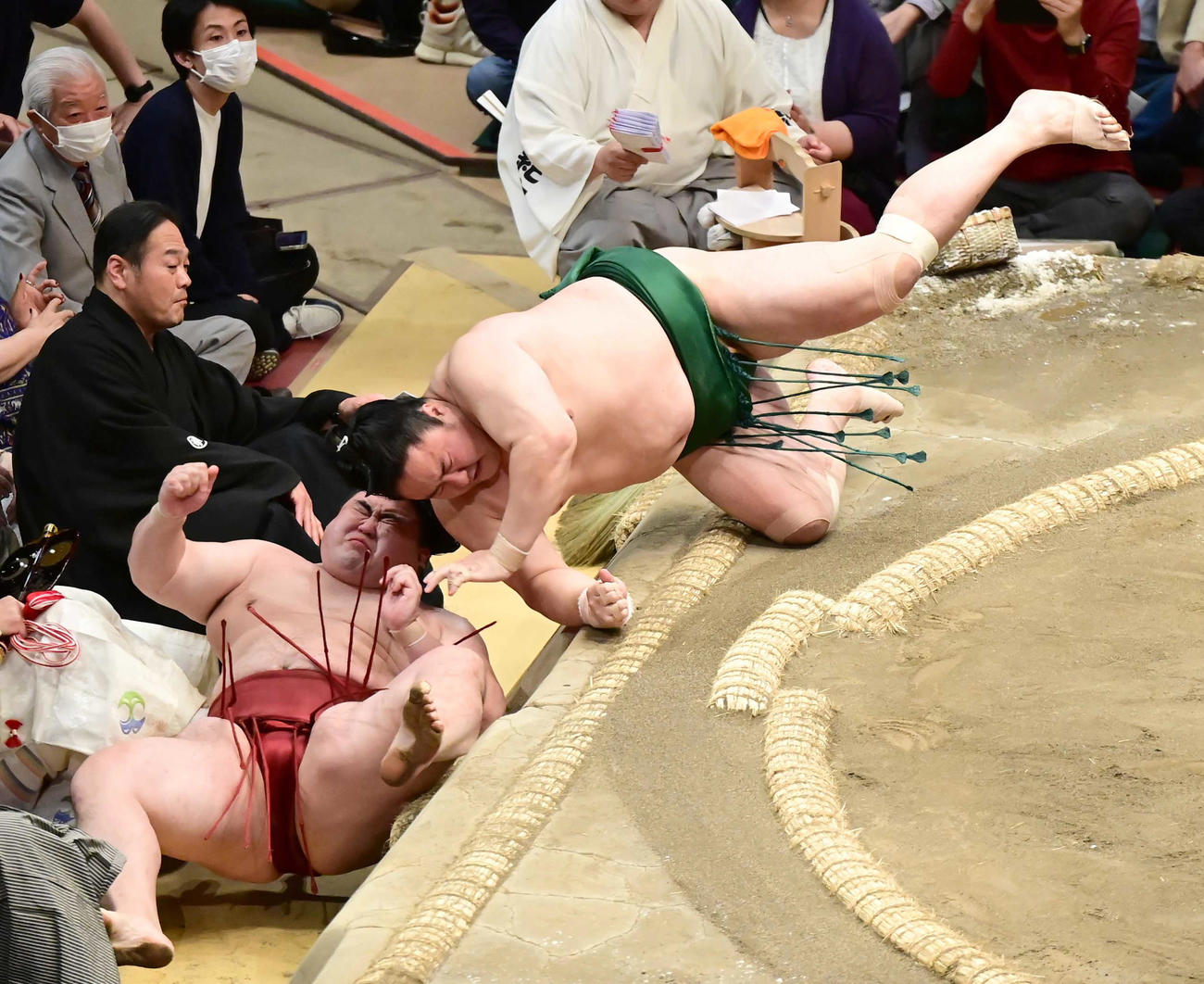 佐田の海（右）はすくい投げで隆の勝を破る（撮影・小沢裕）