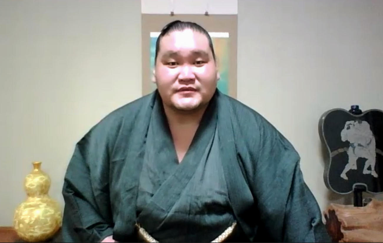 大相撲夏場所の優勝から一夜明け、オンラインで記者会見する照ノ富士（共同）
