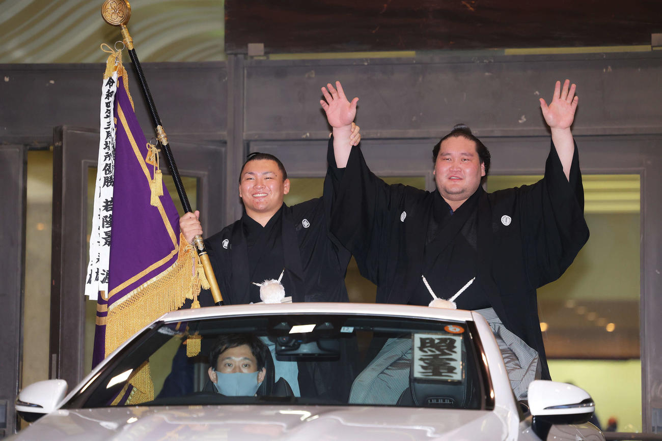 幕内優勝した照ノ富士（右）は、旗手の照強とオープンカーから笑顔で手を振る（22年5月21日撮影）