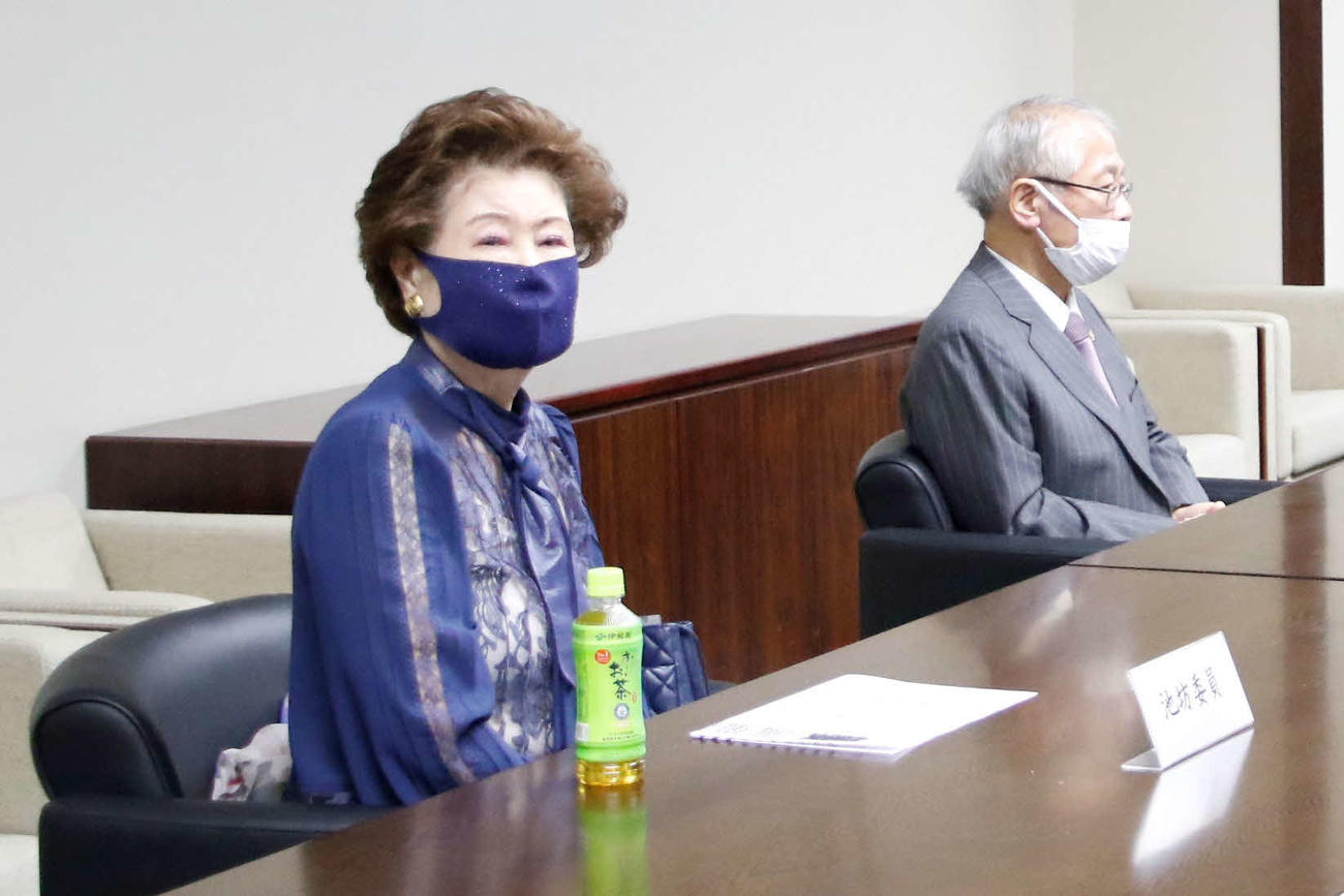 横綱審議委員会の定例会合に出席する池坊さん（日本相撲協会提供）