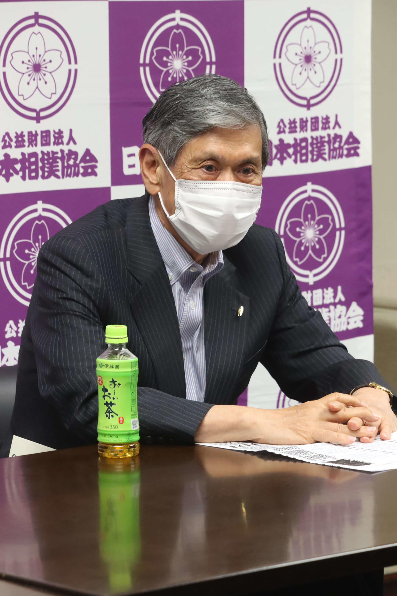 横綱審議委員会の定例会合に出席する高村正彦委員長（日本相撲協会提供）