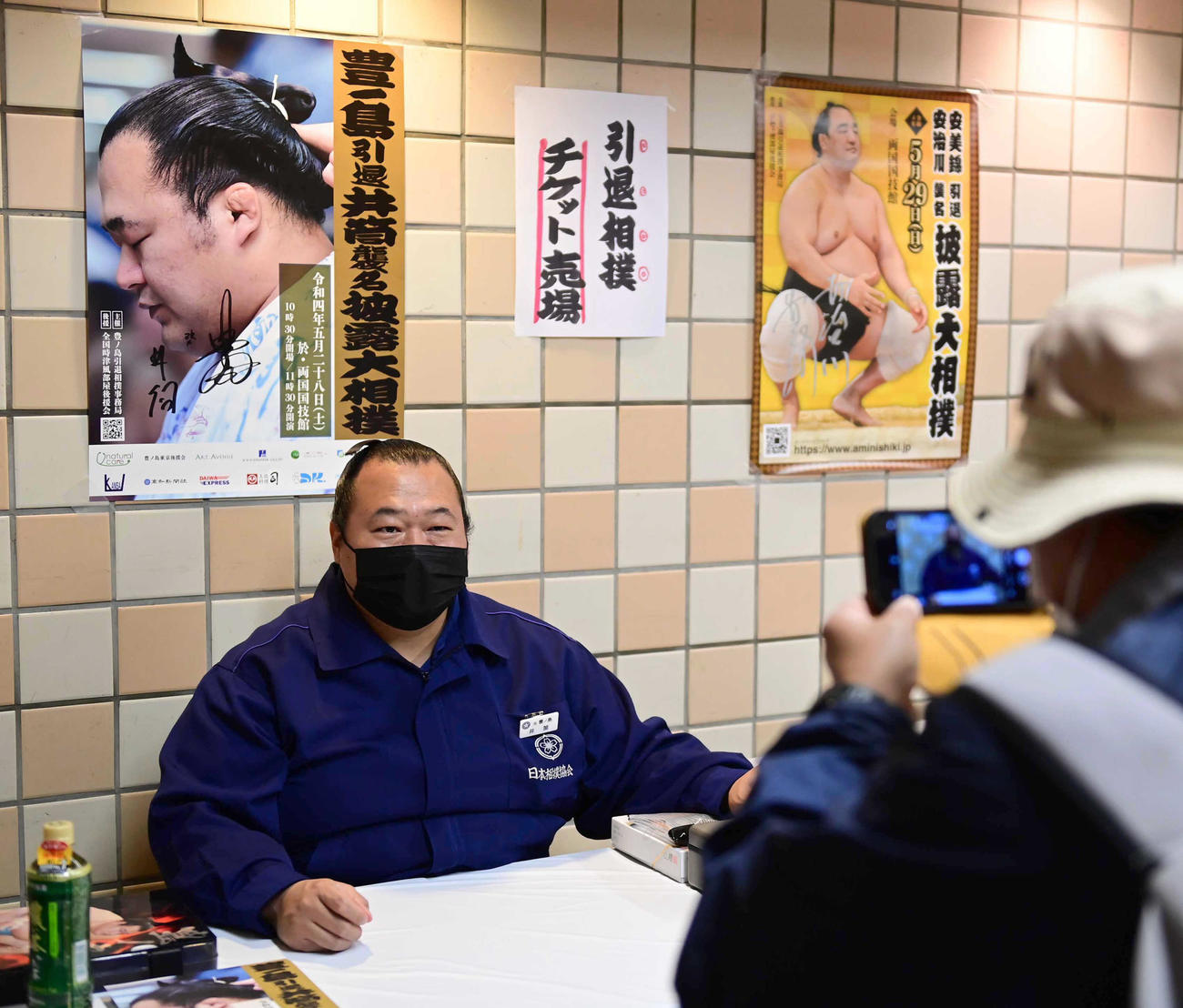 夏場所２日目、引退相撲のチケットを販売する元豊ノ島の井筒親方（2022年5月9日撮影）