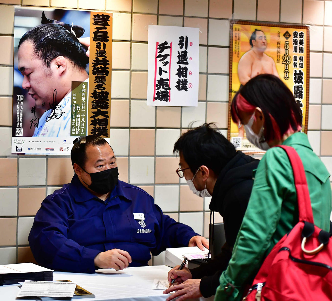 夏場所２日目、館内に設置されたチケット売場で引退相撲のチケットを販売する元豊ノ島の井筒親方（2022年5月9日撮影）