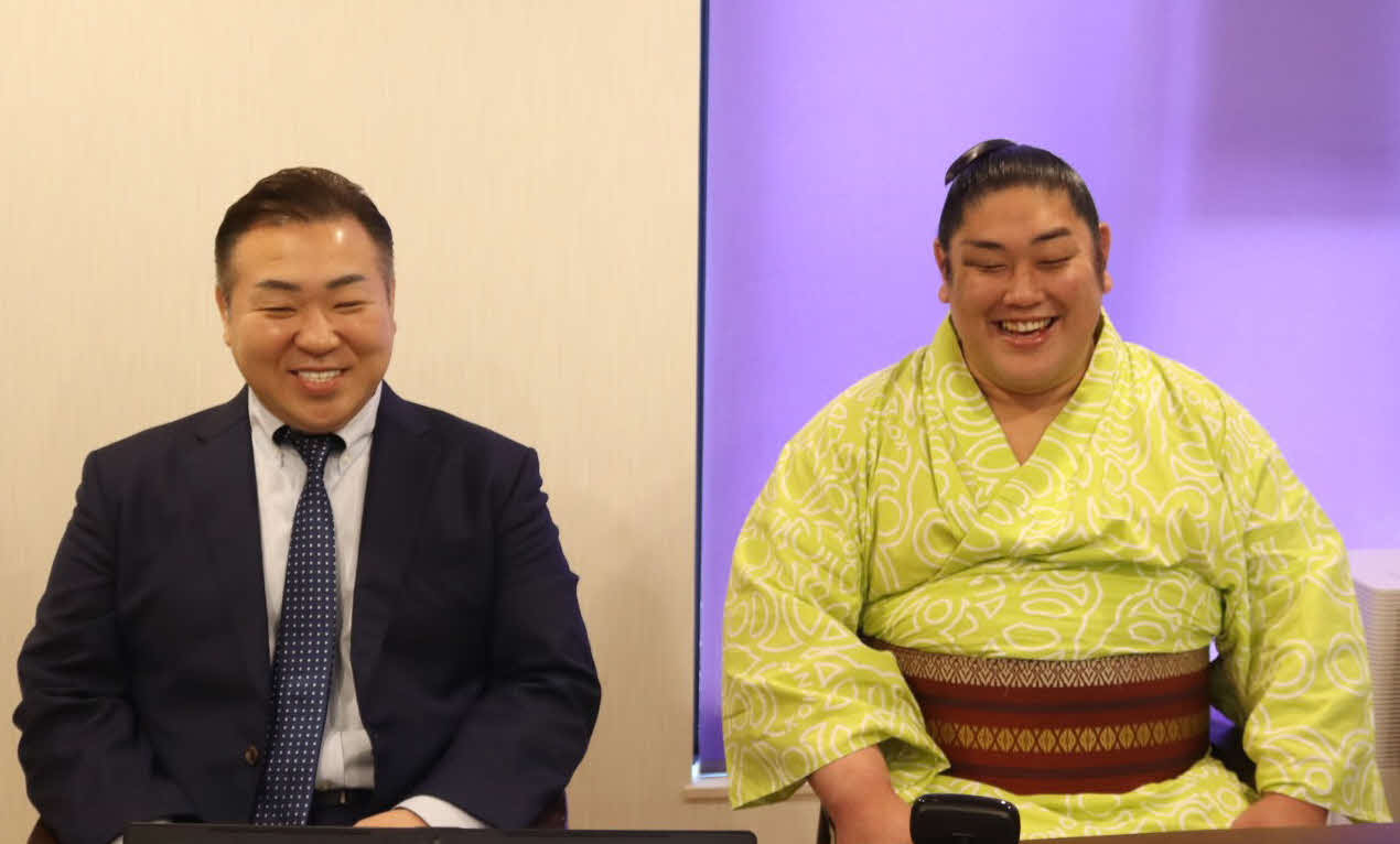新十両に昇進し、九重親方（左）とオンライン記者会見で笑顔を見せる千代栄（日本相撲協会提供）