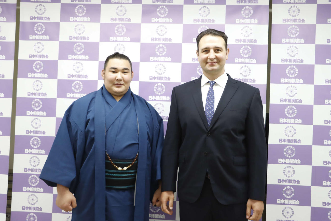 新十両昇進会見に臨んだ欧勝馬（左）と師匠の鳴戸親方（日本相撲協会提供）